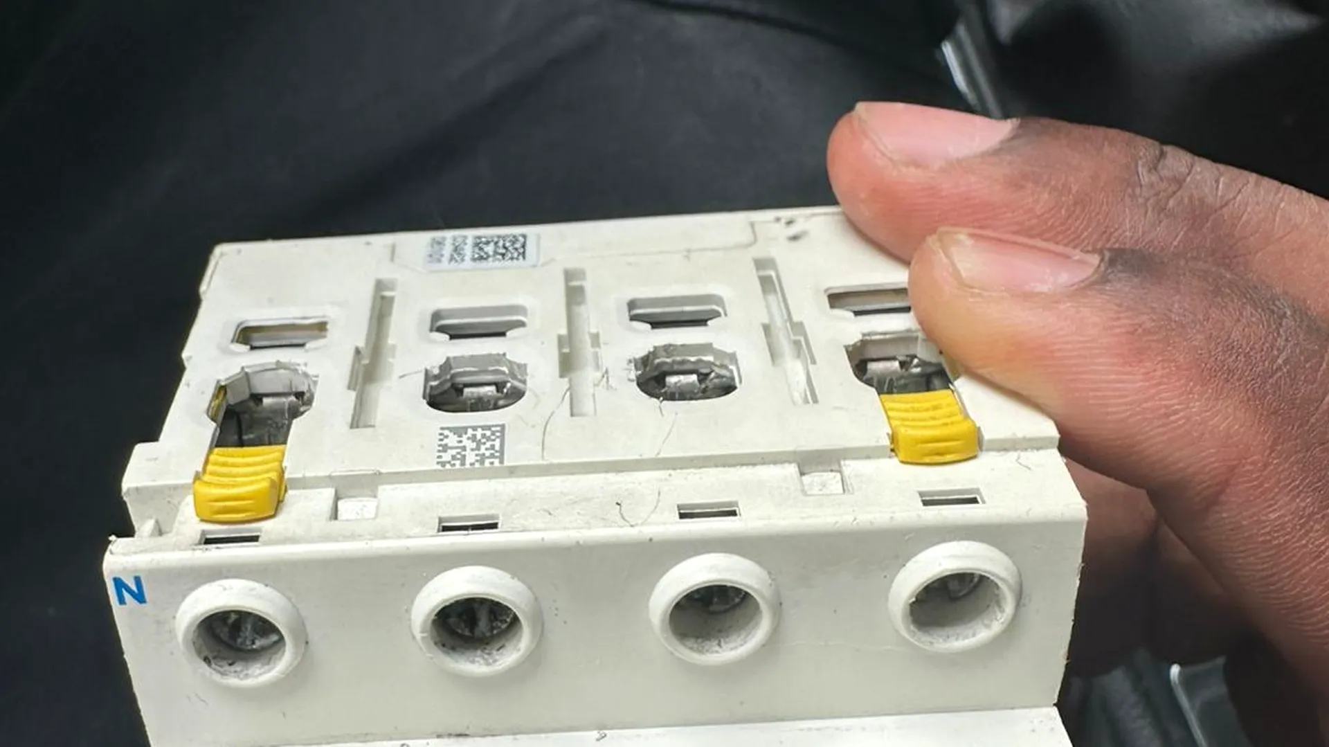 Électricien professionnel en intervention à Paris